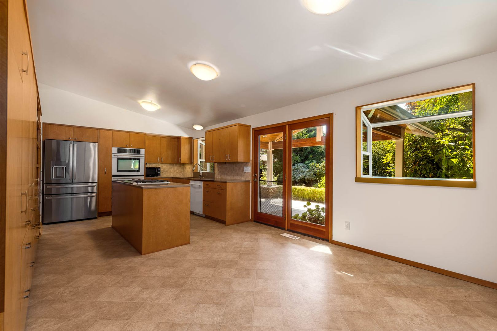 Spacious 3BR South Juanita Home with Vaulted Ceilings & Bonus Spaces – photo 4
