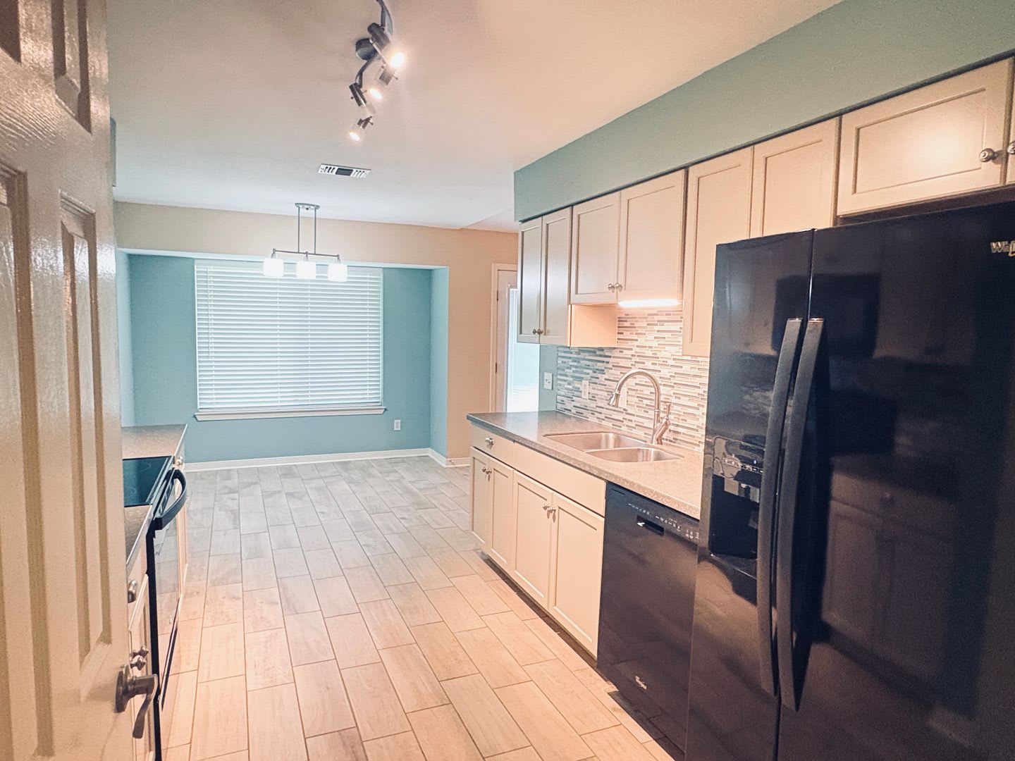 Spacious 3/2 Split Floor Plan with Flexible Living Space – photo 4