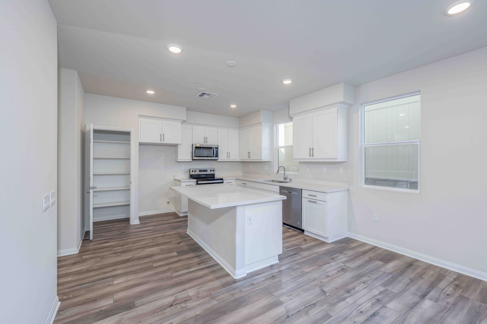 Move In Ready Luxury In Rose Glen – photo 1