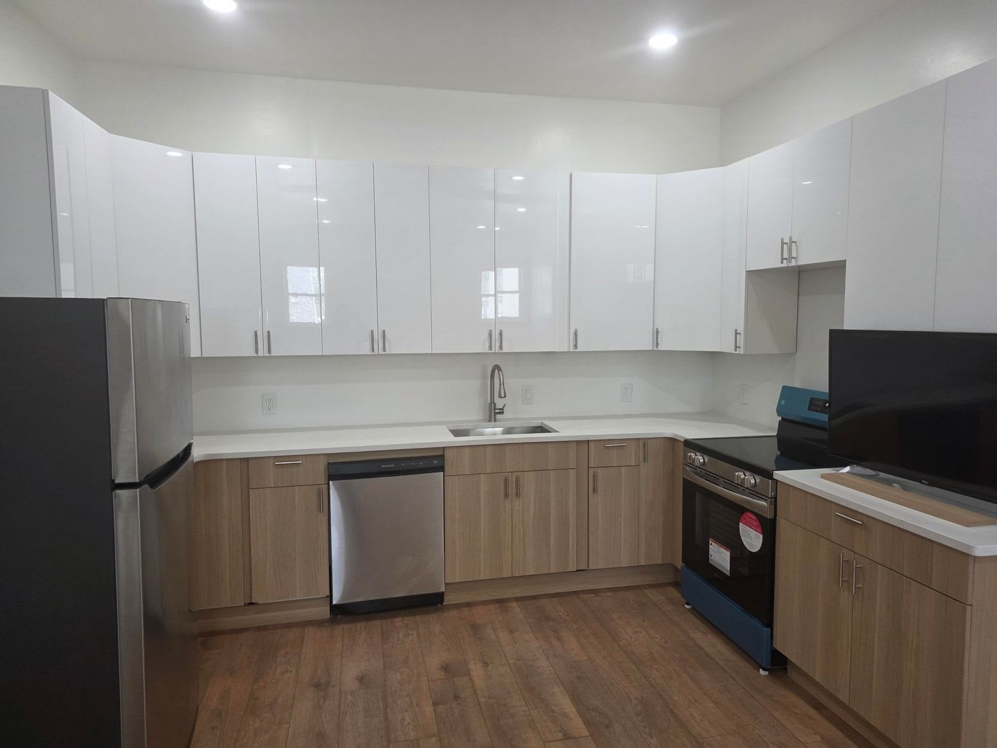 6012 RIDGE Avenue – photo 2