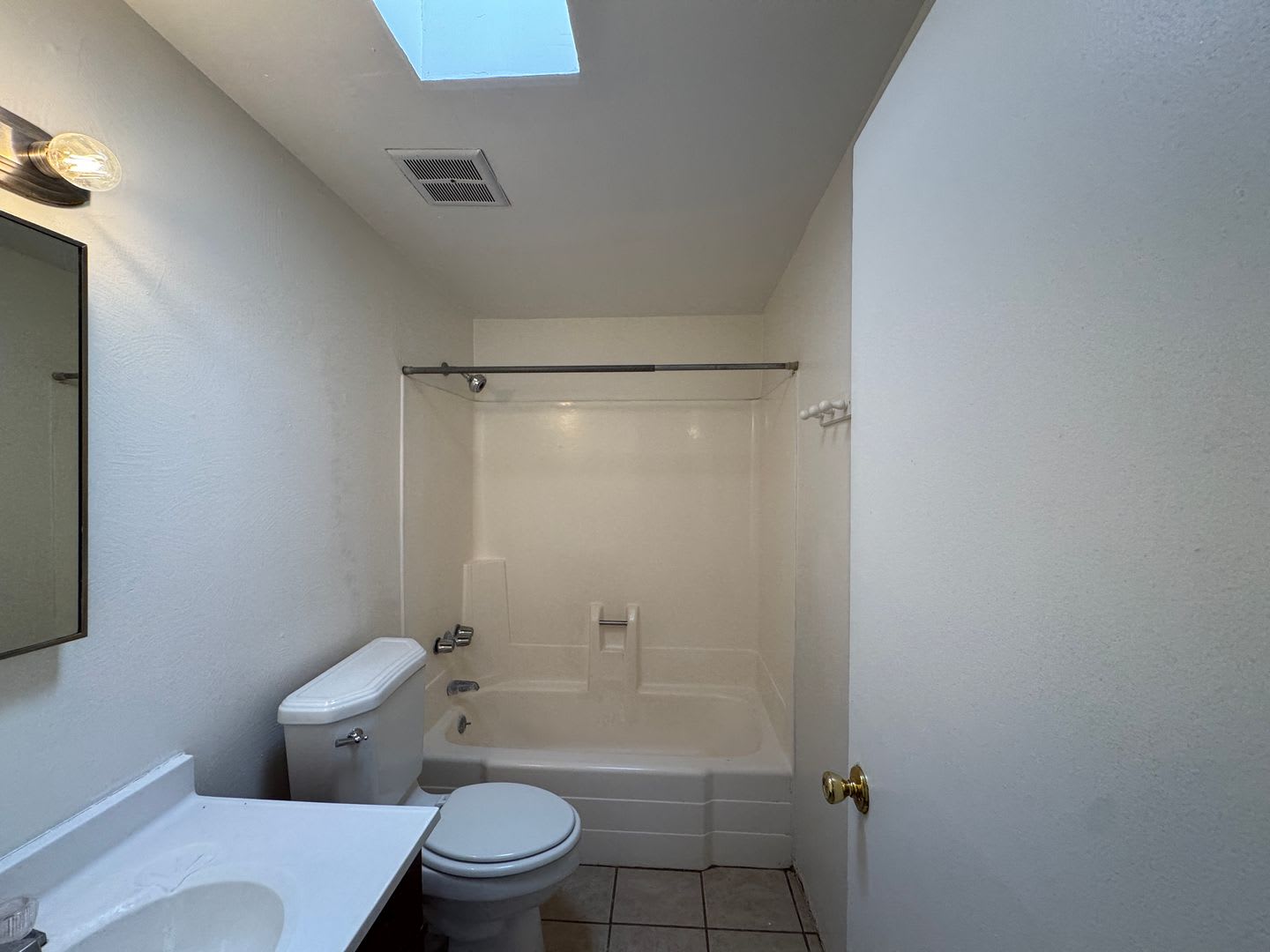 2Bdm 1 Bath, Washer/Dryer Hookups, Will no last long! – photo 3