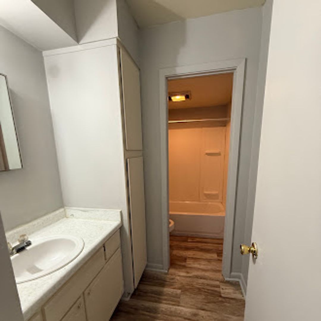 Colonial Apartments – photo 3