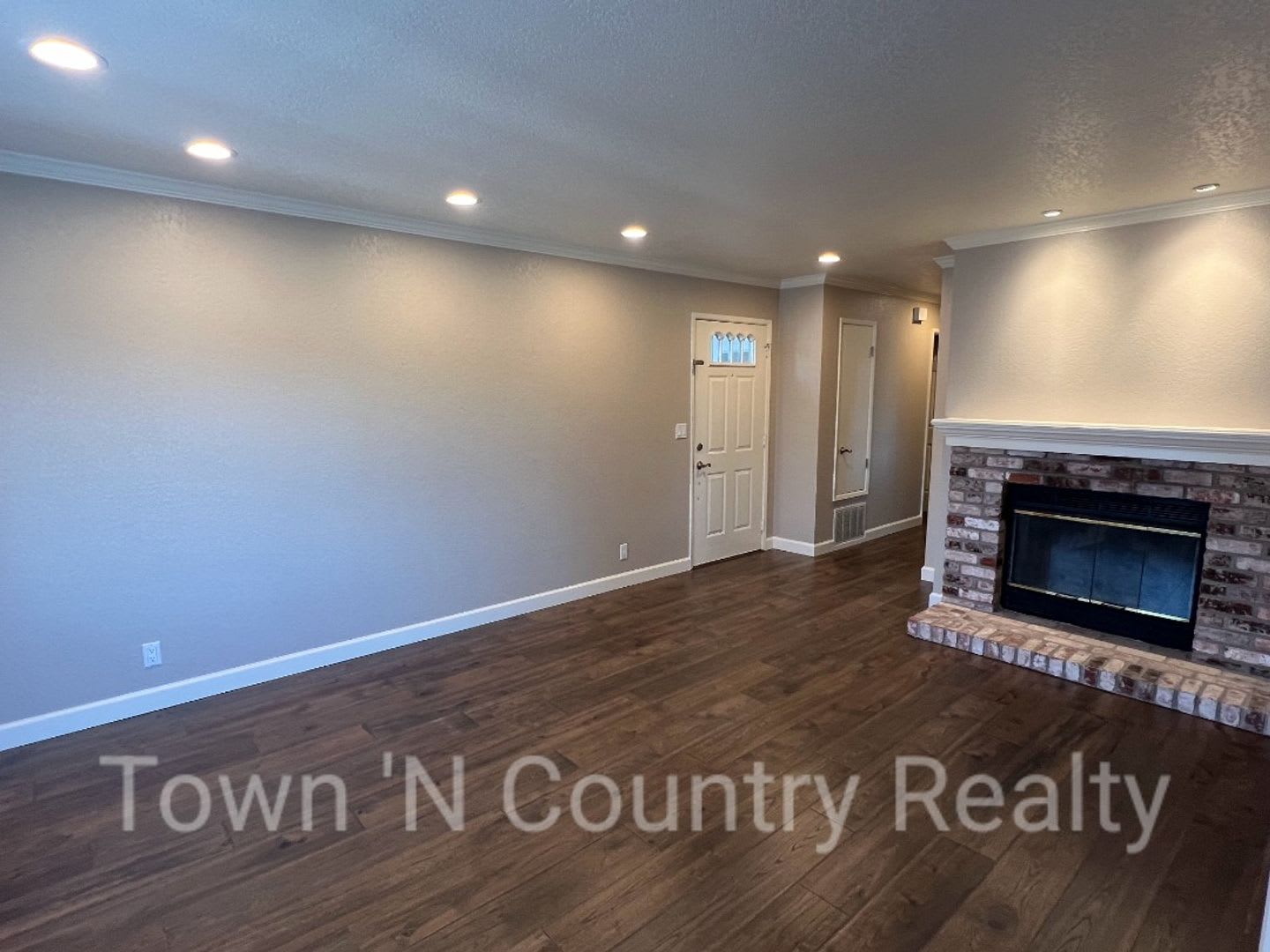 Beautiful 2-Bedroom Condo in Gated South Salinas Community – Garage, Fireplace & Pool! – photo 3