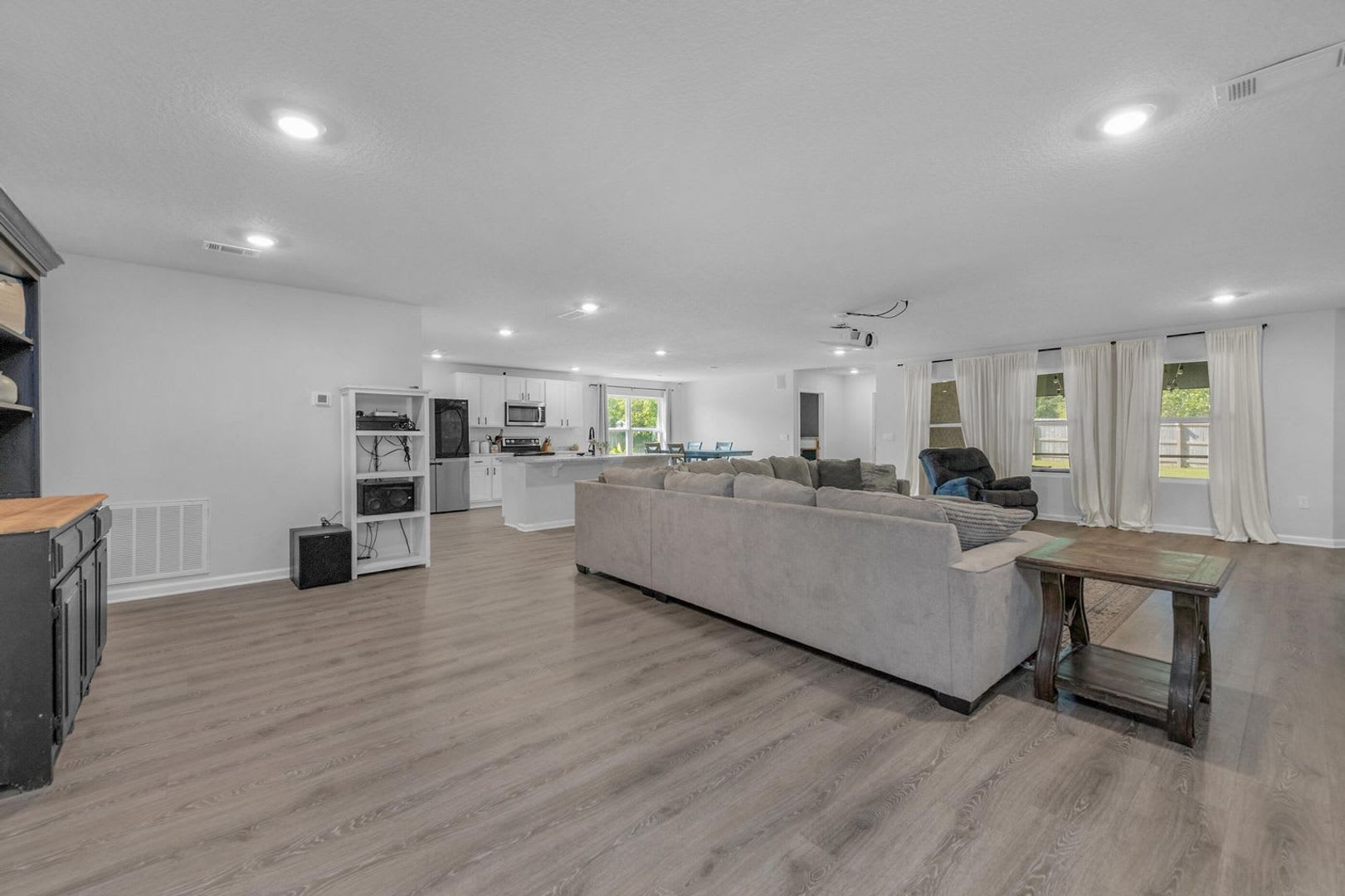 Spacious and functional 5-bedroom, 3-bathroom home available for rent in Laurel Hill! – photo 5