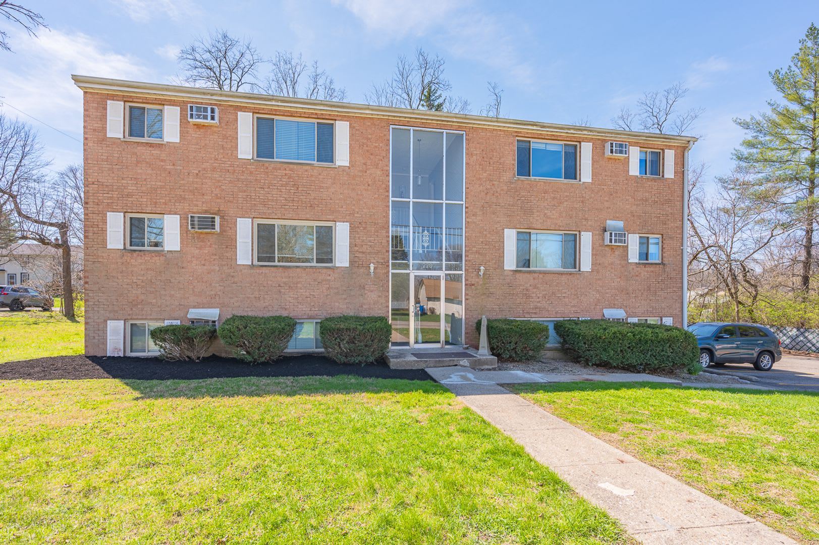 220 Oak Street – photo 1