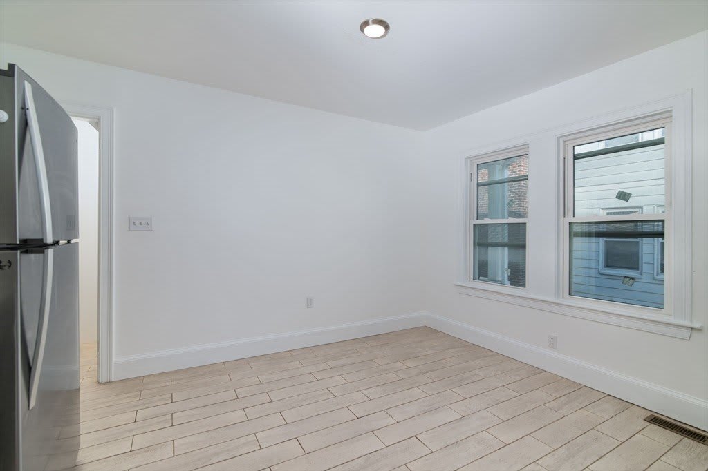 135 Safford St – photo 3