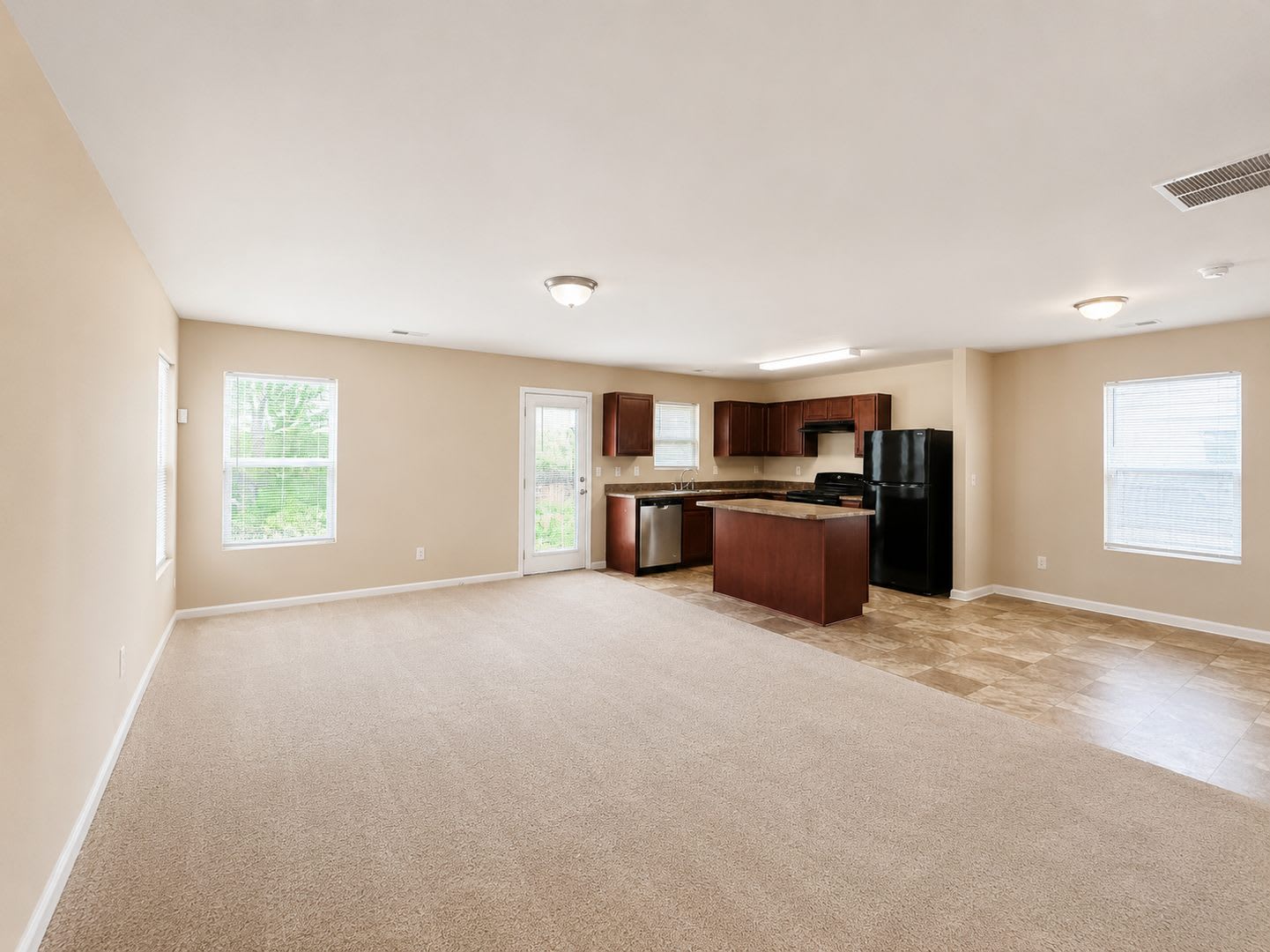 Spacious 3 Bedroom Home In Hampton Available Now – photo 2