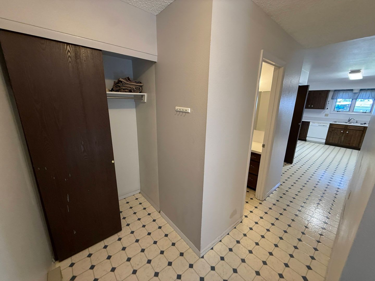 3 Bedroom, 1.5 Bathroom Townhouse Next to High School and Middle School – photo 5