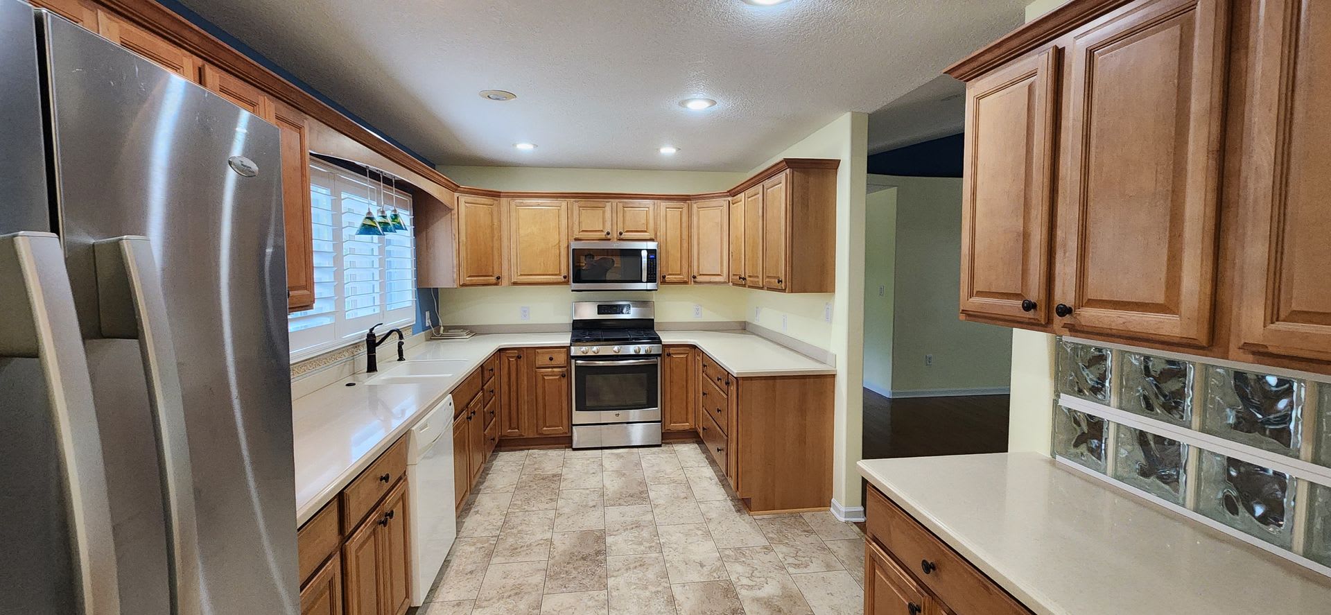 Spacious rental in desirable neighborhood with 3 full baths! Available from Now-March 27 – photo 4
