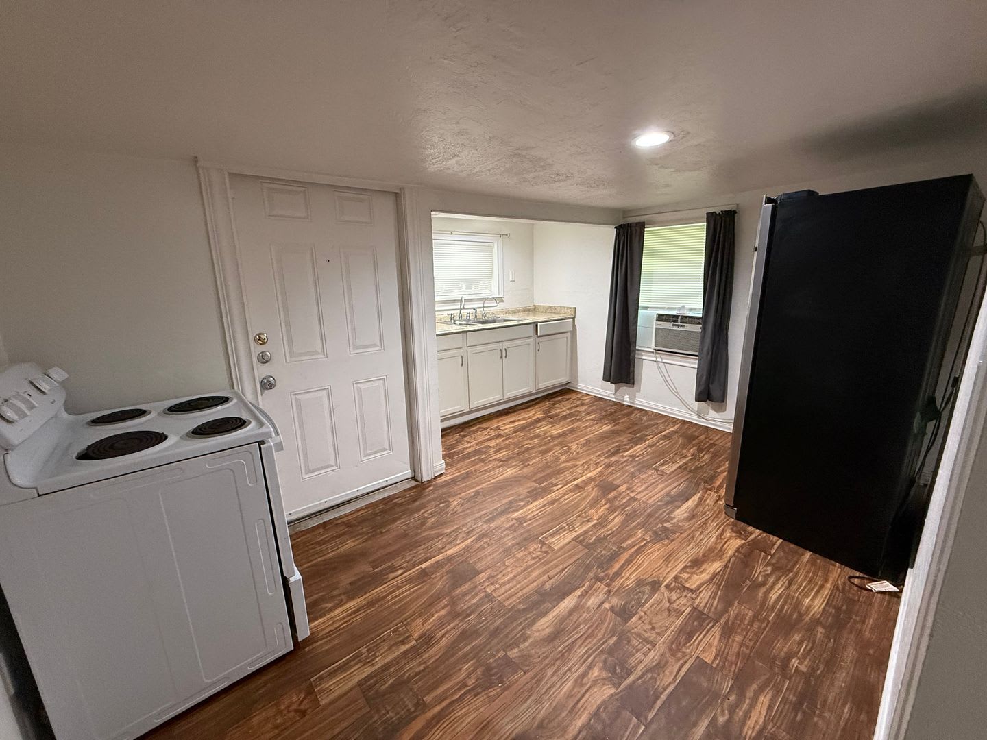 Charming 1-Bedroom Apartment with Hardwood Floors Near Downtown San Antonio – photo 2
