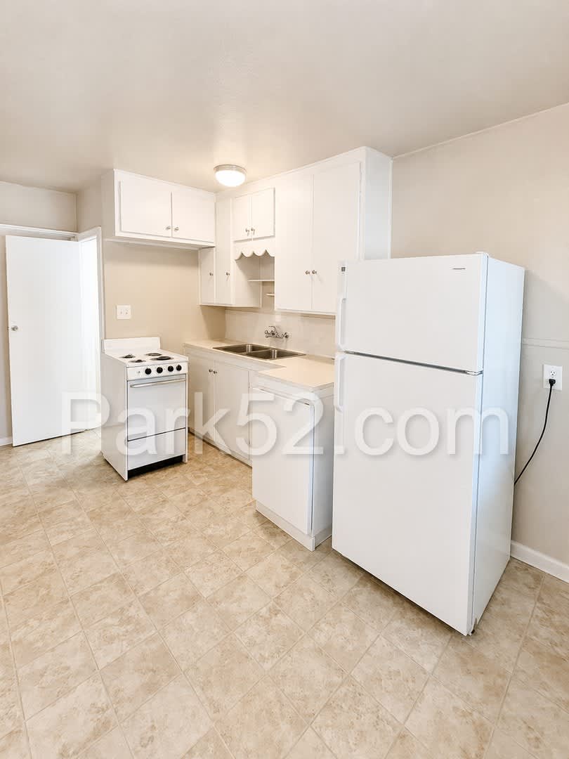 1 Bed 1 Bath Tacoma Apartment with On-Site Laundry and Parking – photo 4