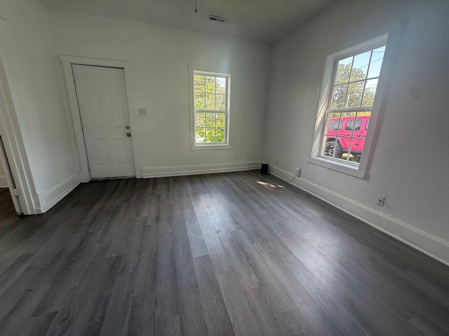 Come see this 2 Bedroom 1 Bath near Downtown! – photo 2
