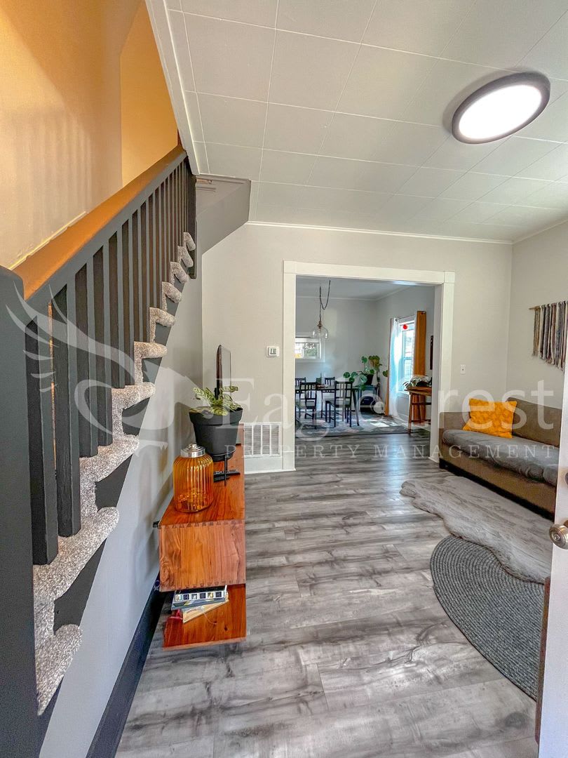 A Timeless & Elegant 2 Bedroom 1 Bathroom Single Family Home – photo 3