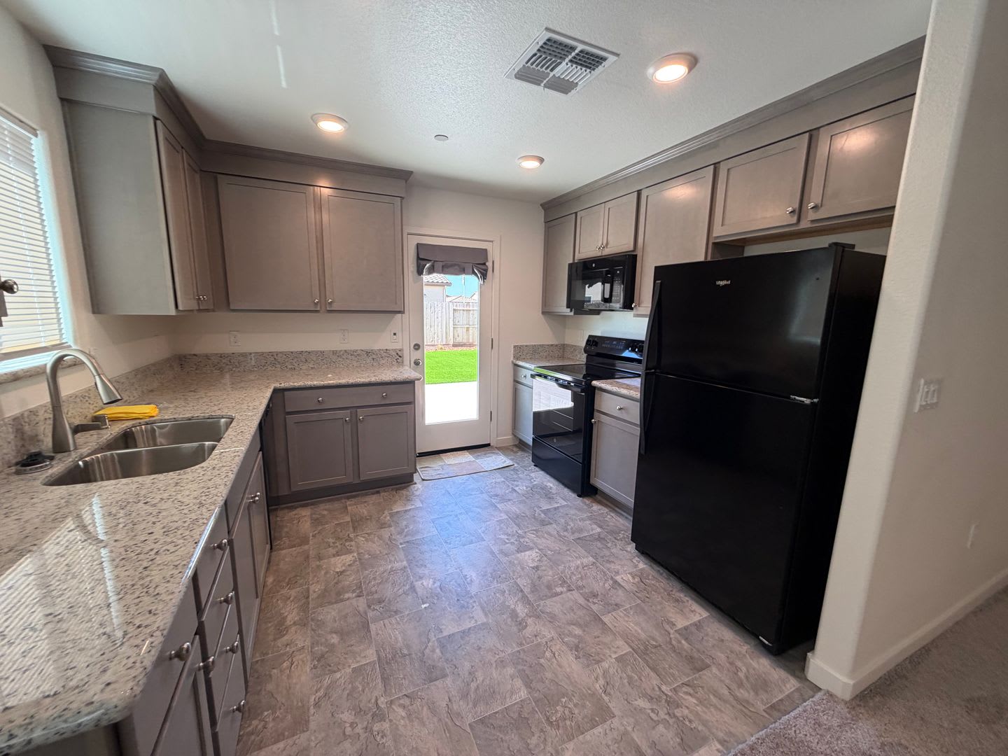 Beautiful Brand-New home for rent in Corcoran – photo 3