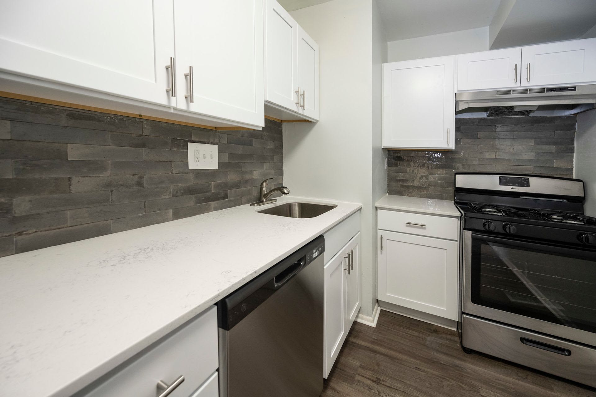 Charming 4Br 2Ba Rowhouse With Hardwood Style Flooring Throughout – photo 3