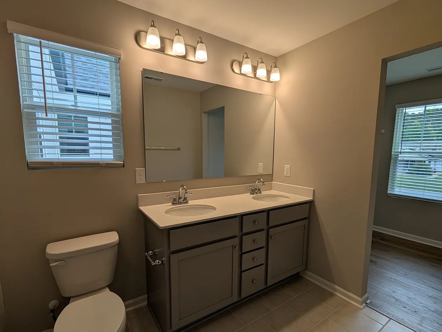 Room in 5 Bedroom Home at Reeves St – photo 3