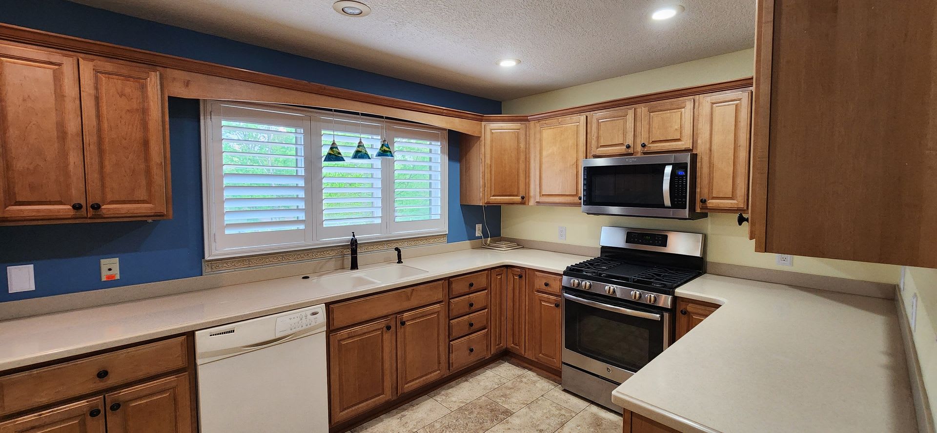 Spacious rental in desirable neighborhood with 3 full baths! Available from Now-March 27 – photo 3