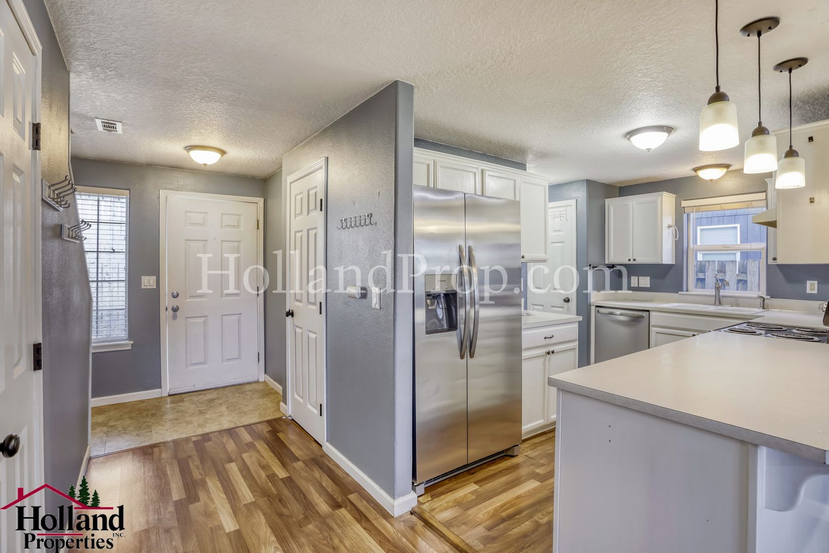 Inviting 3 Bedroom Townhome In Prime Hillsboro Location New Best Price 2 195 And Reduced Security Deposit – photo 5