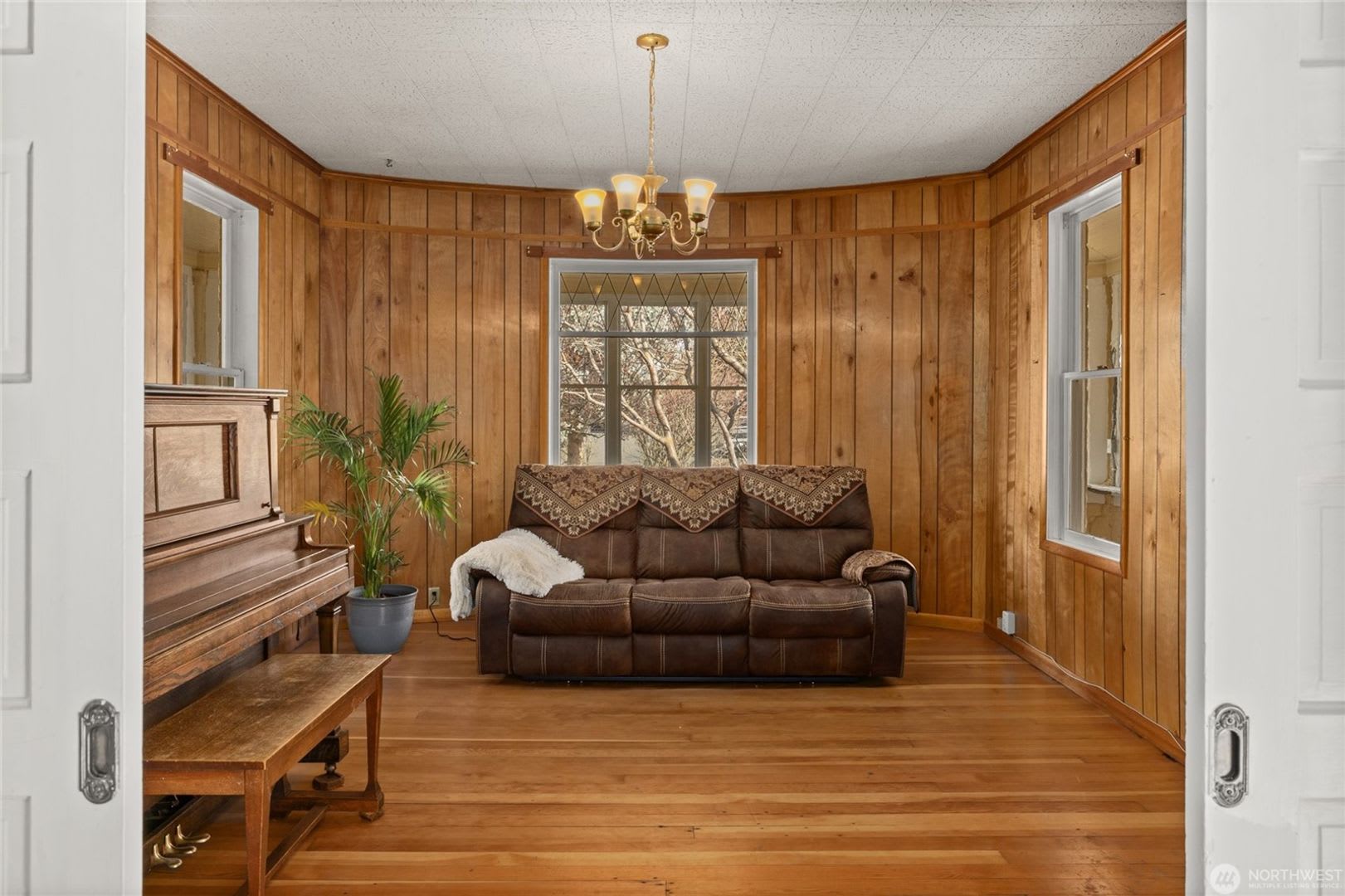 One-of-a-Kind Spacious Home with Beautiful Landscaped Grounds – photo 5