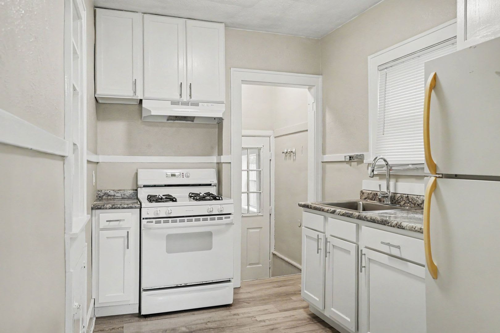 Freshly Renovated 2-Bedroom Home in Eastwood- $1449 – photo 5