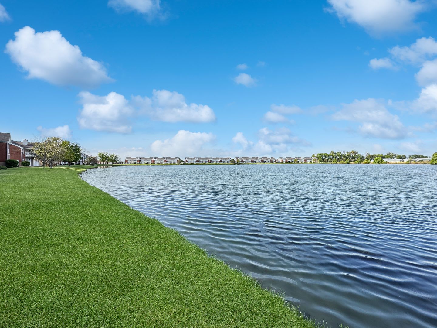 Luxe 1-Bedroom Haven: Serene Lakeside Living at Lakeshore Community – photo 3