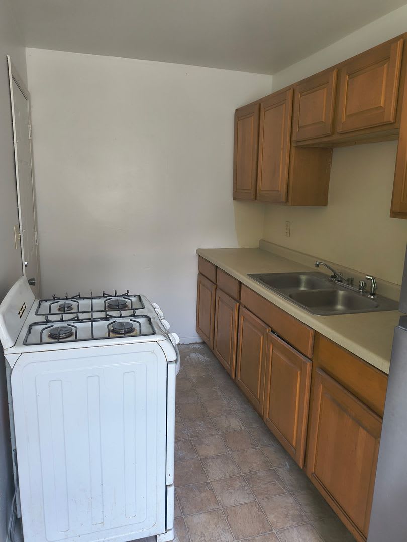 106 S Clay St Two Bedroom Unit – photo 2