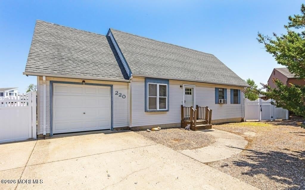 220 Catherine Lane – photo 1