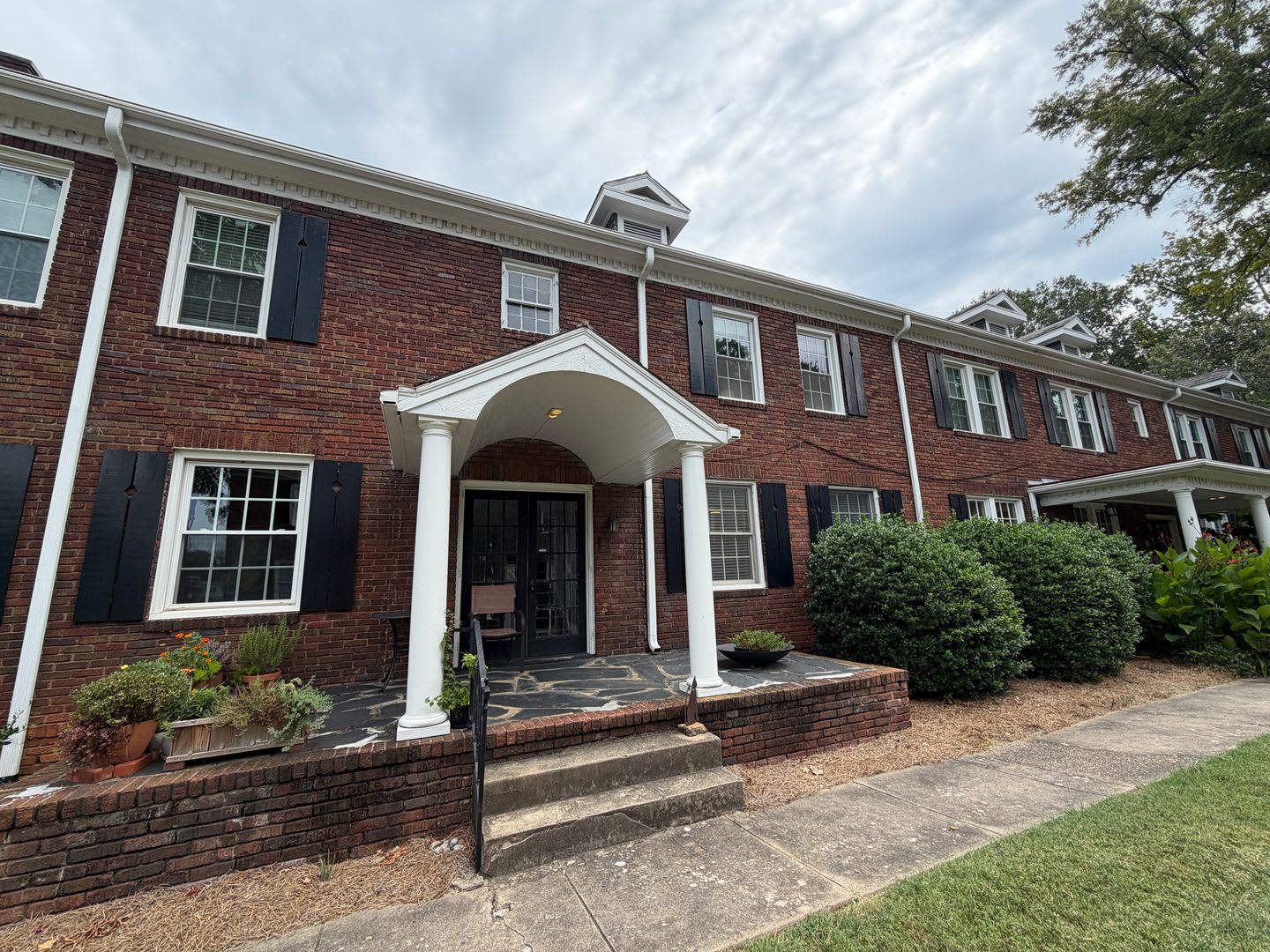 1 Bedroom Condo In Elizabeth Furnished Option Available – photo 1