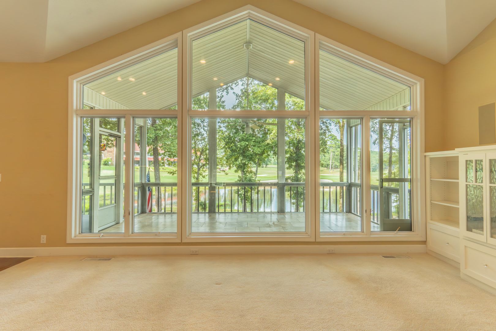 Spacious 3 Bedroom/2 Bath with a view of Balboa golf course. – photo 3