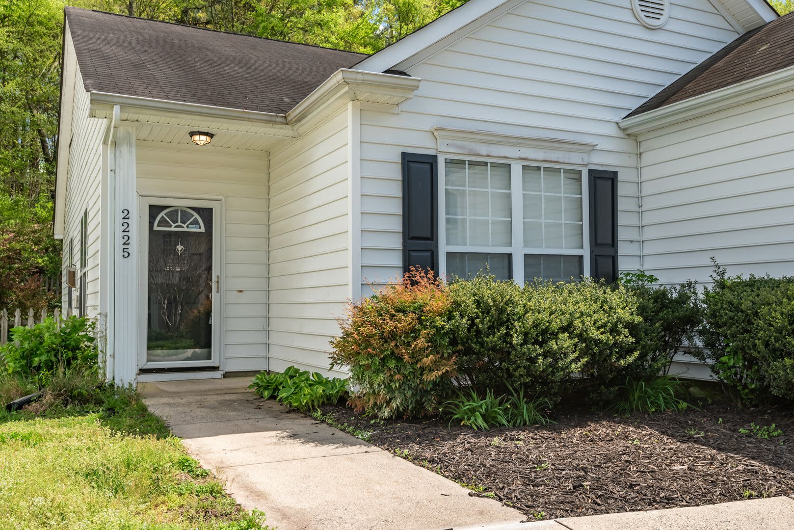 Charming 3 bedroom, 2 bathroom Ranch-style home – photo 2