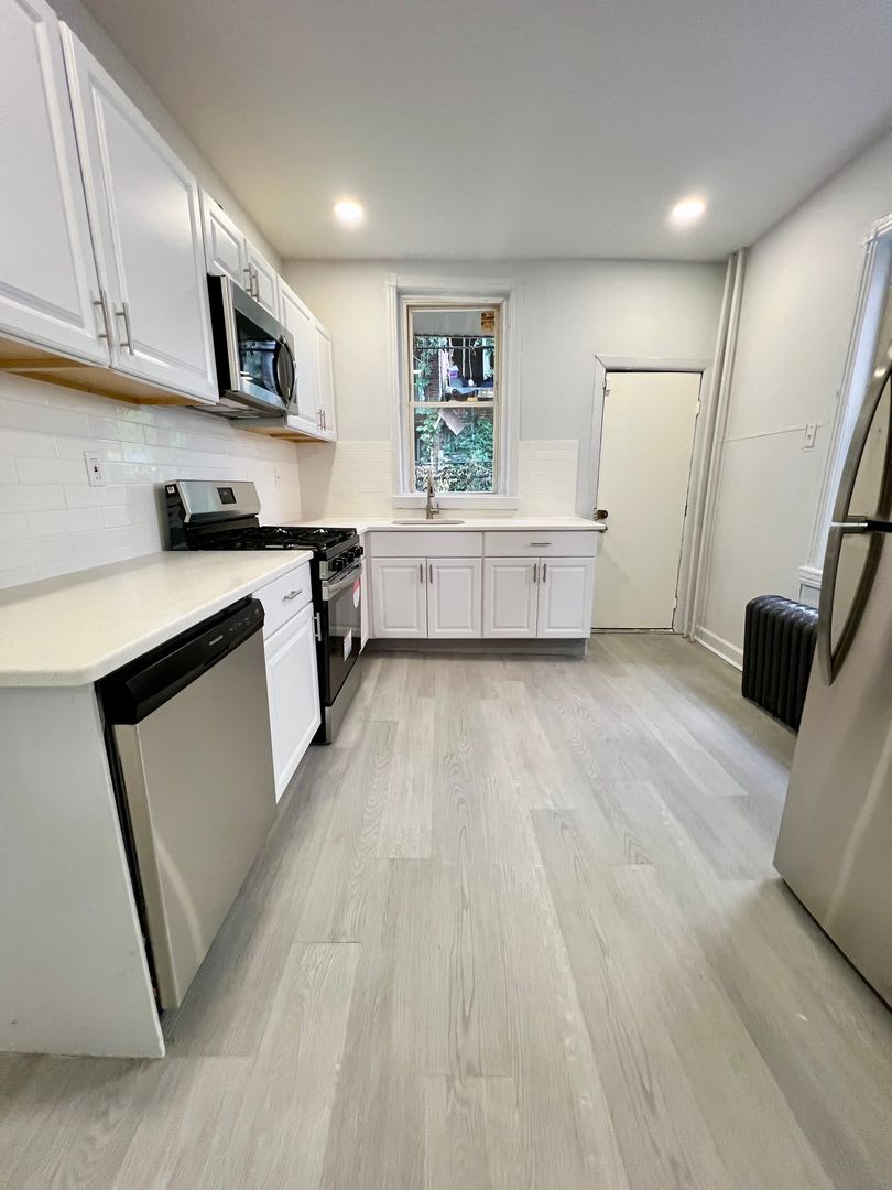 Newly Renovated Townhome in Kingsessing! Available NOW! – photo 5
