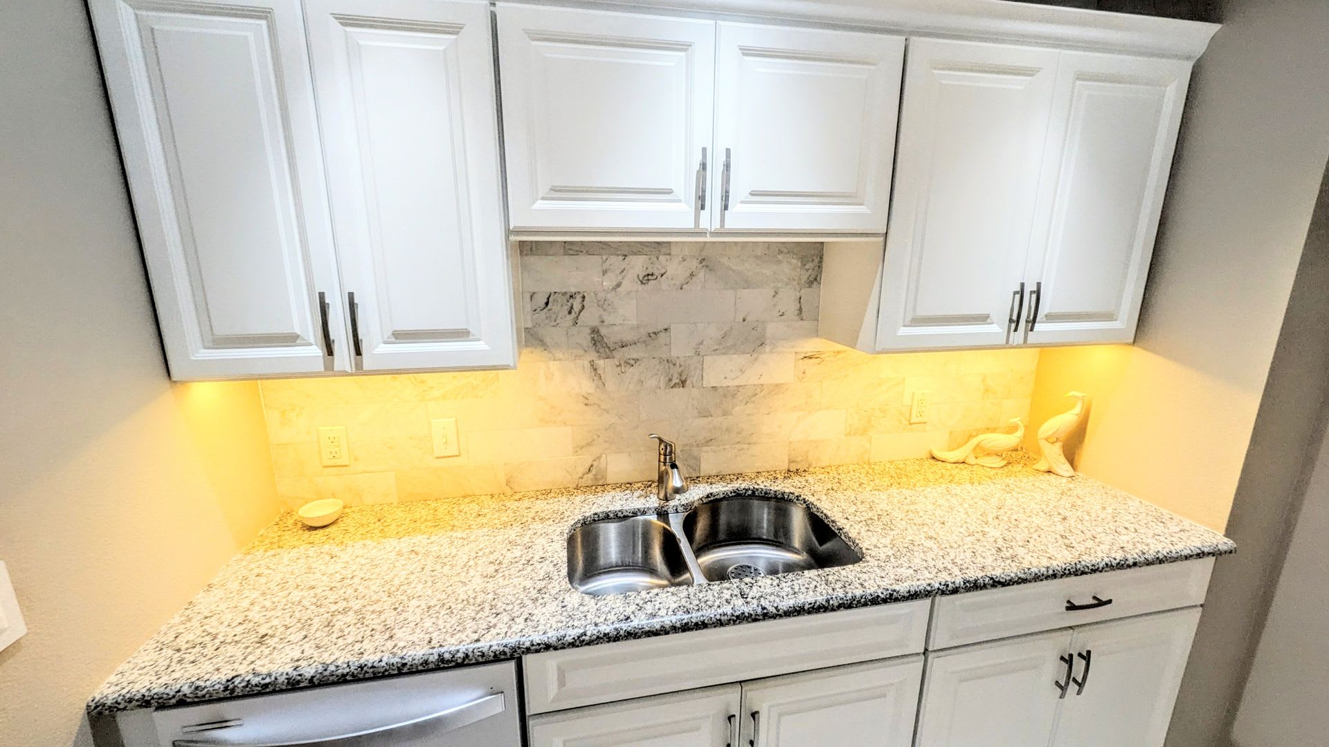 SHORT TERM TURNKEY FURNISHED DOWNTOWN AT THE RENAISSANCE – photo 3