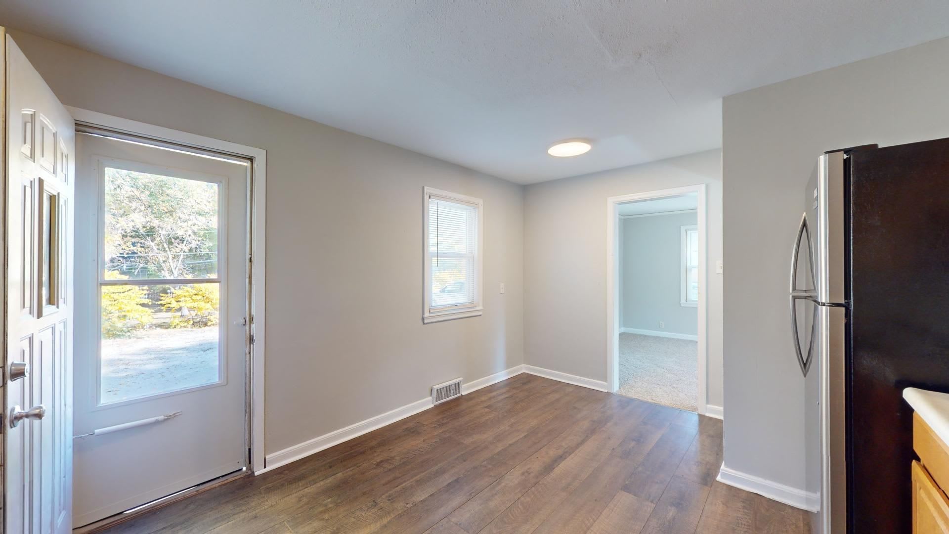AVAILABLE NOW! Spacious 4 Bedroom House Near Campus – photo 3