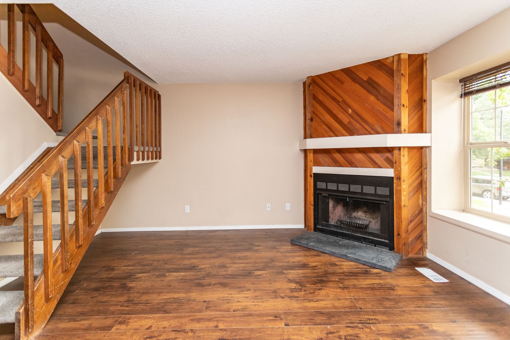 Charming 2 BR/2BA Townhome in Prime Rockrimmon Location! – photo 4