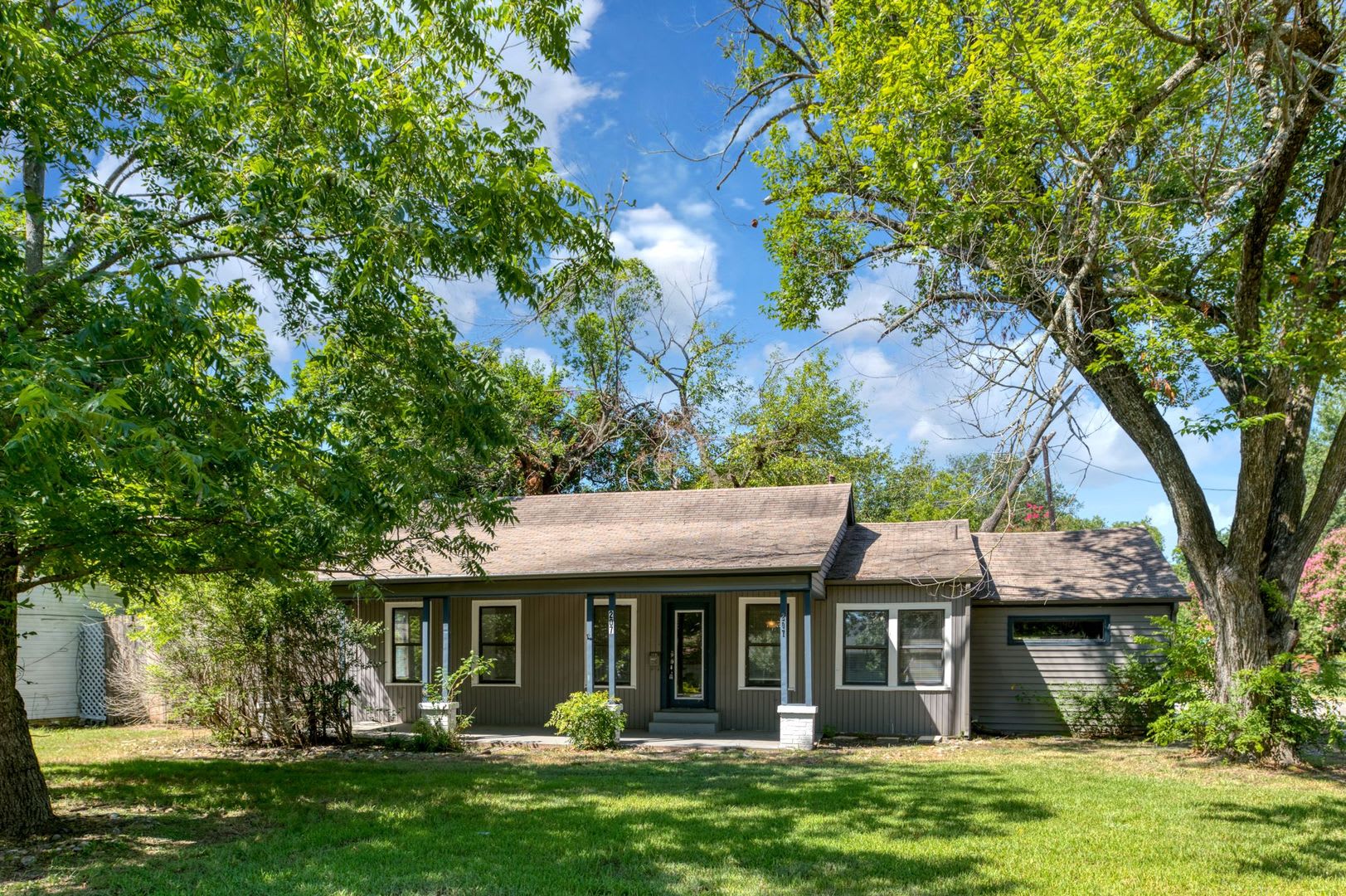 Beautiful 3 Bedroom 1 Bathroom Gem In Terrell Available Now – photo 1