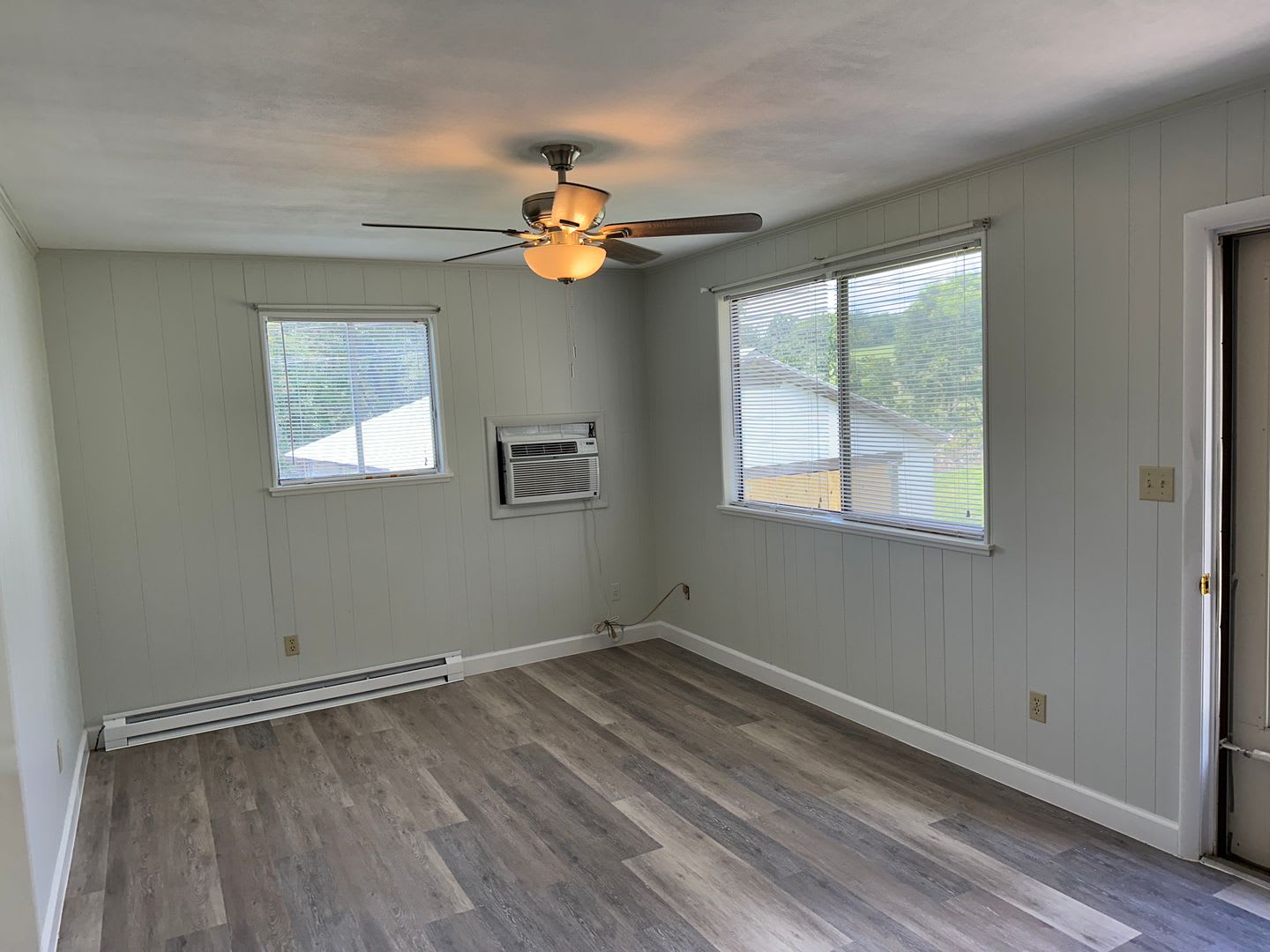 One Bedroom Home With Nice Yard – photo 3