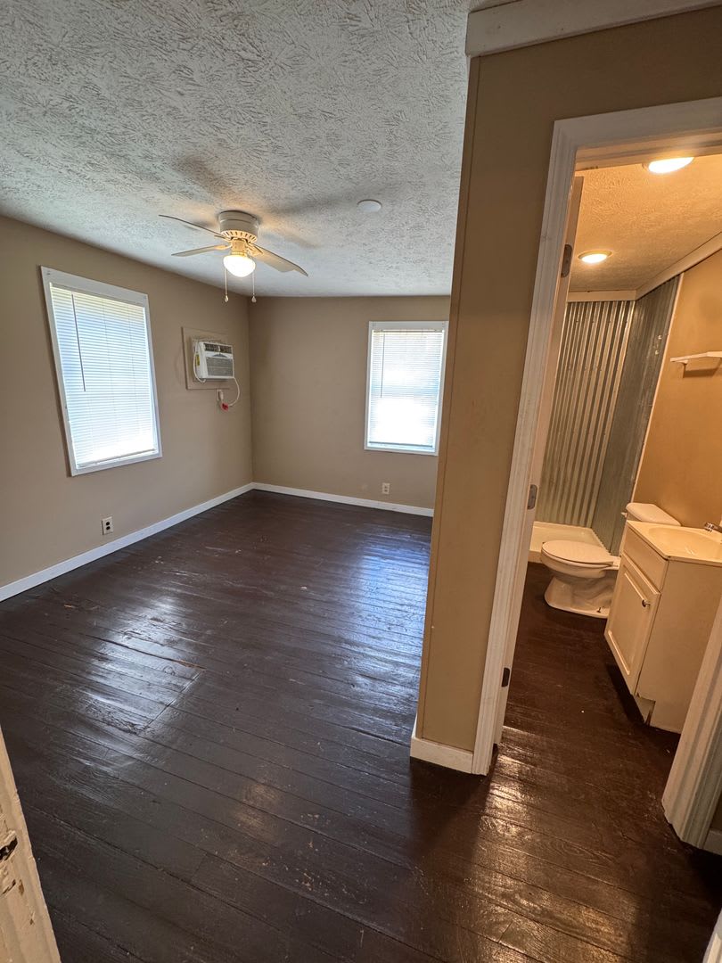 717 Washington St **MOVE IN SPECIAL** – photo 2