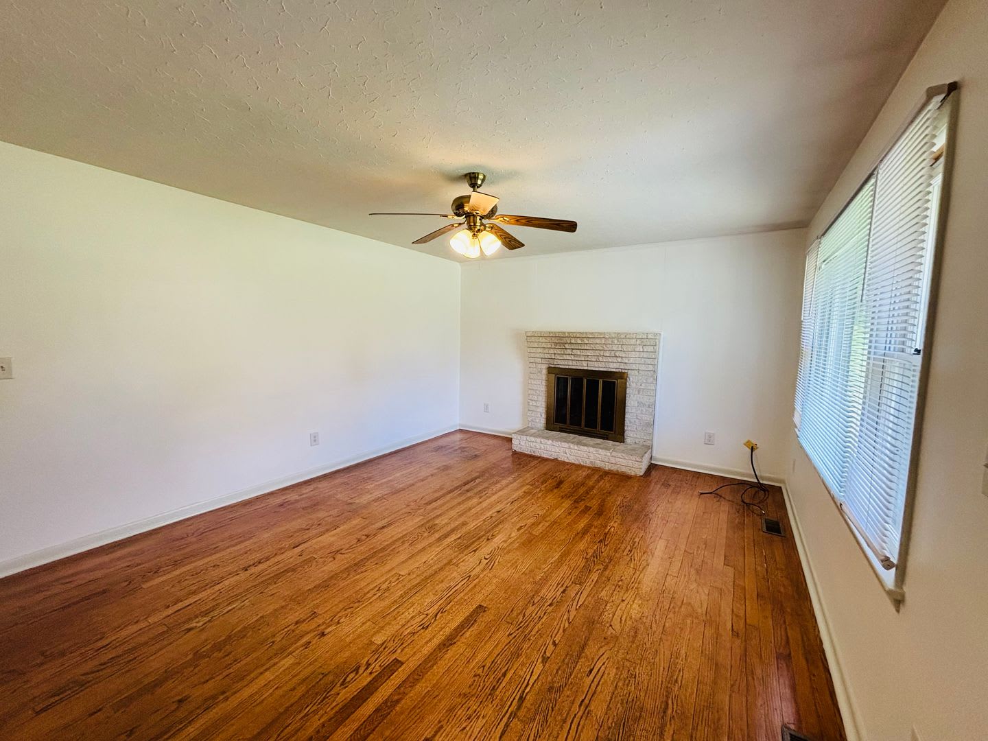 3 Bedroom, 2 Bath House with Huge Yard – photo 2