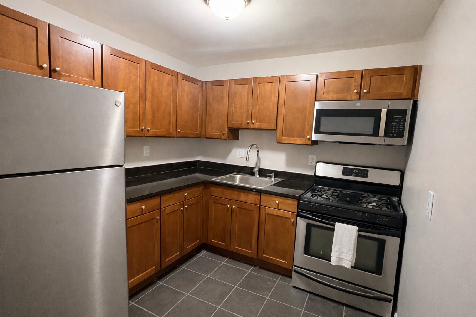 2026 Move In Special 500 Lease Signing Bonus Spacious 2Br Condo Near Naylor Rd Metro Washer Dryer Reserved Parking – photo 2
