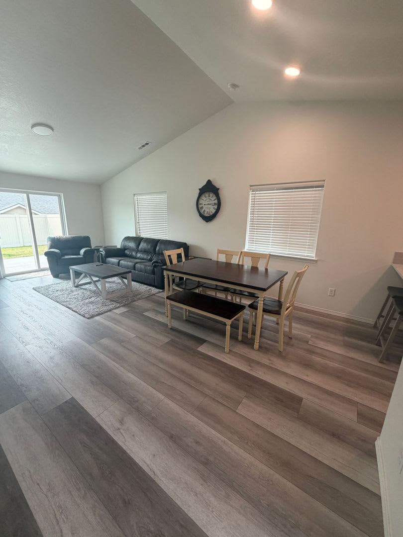Fully Furnished Home, All utilities, Internet & Landscaping Included!!!! – photo 4
