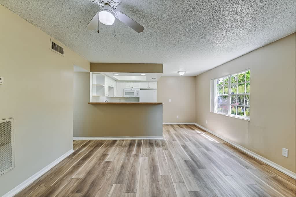 Green Oaks Apartments – photo 2