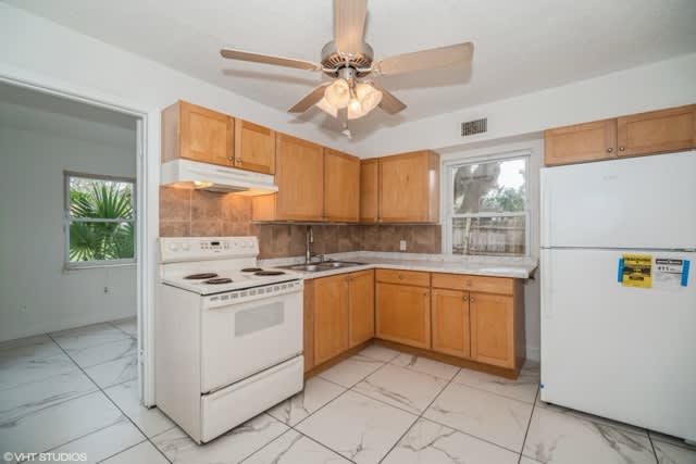 2154 Henry St Ne – photo 1