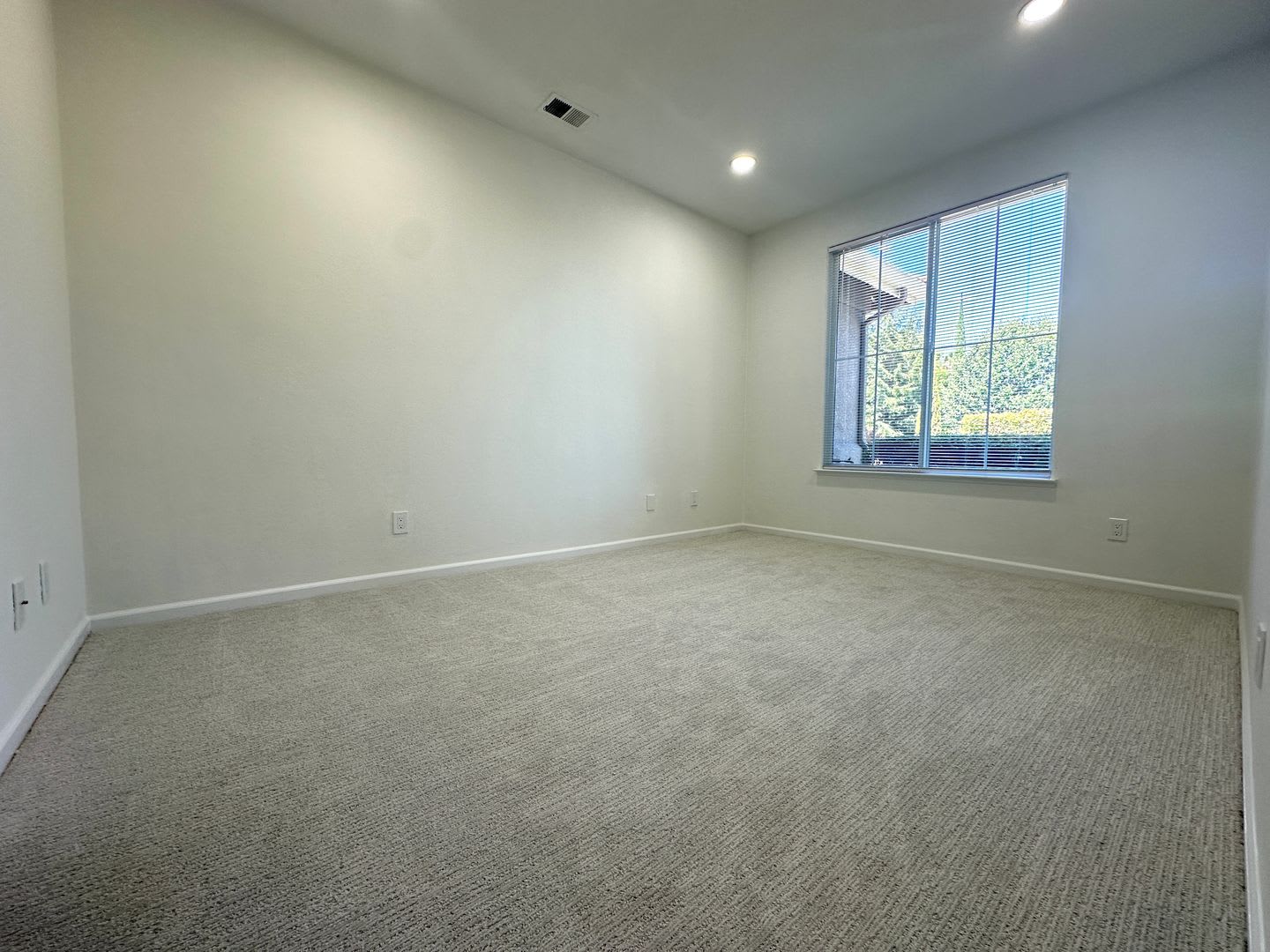 Gorgeous 4 Bed 2 Bath Single Story In Deer Ridge – photo 5