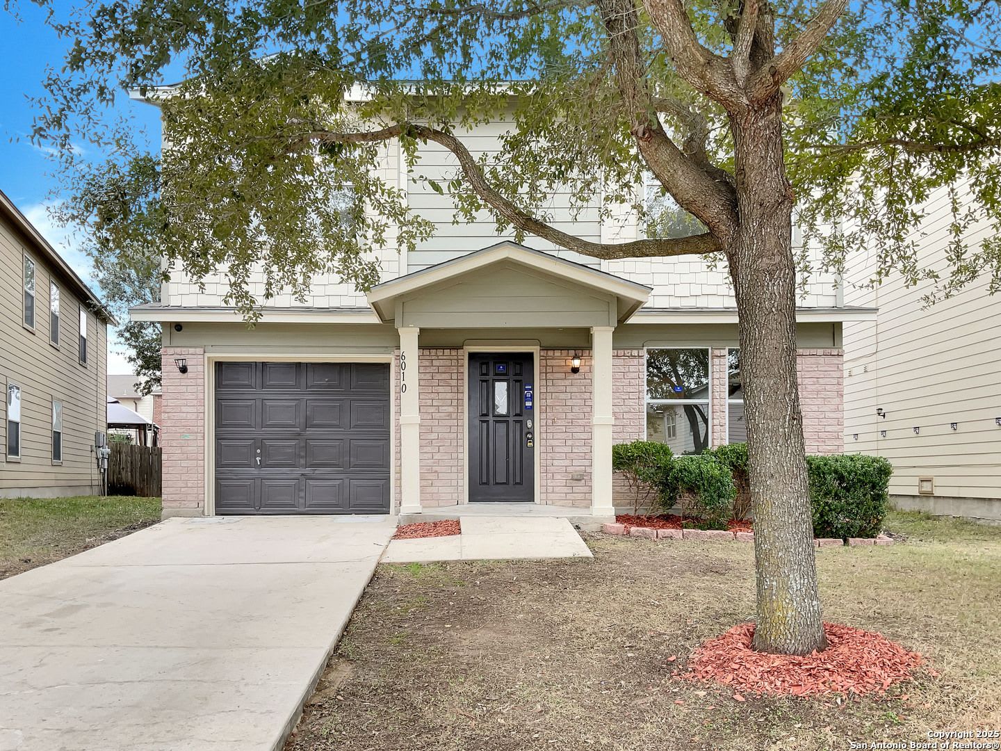 Charming 3 Bedroom 2 Bath home in Northeast Crossing. – photo 1