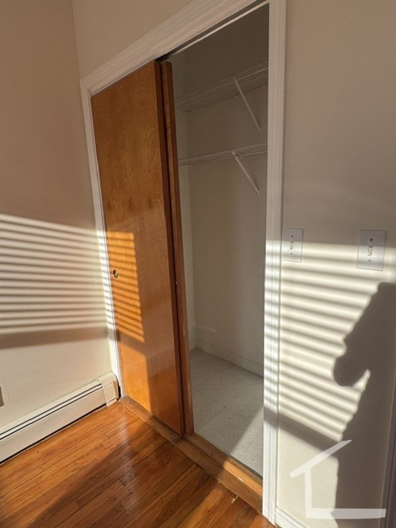2 400 Brighton 1 Bedroom Near Cleveland Circle Heat Hot Water Included Available Now – photo 5