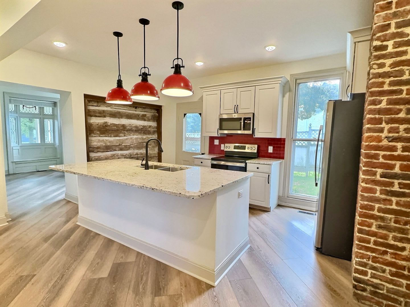 **August 2028** HUGE 8 Bed 6 Bath!! Fully Remodeled!! – photo 1