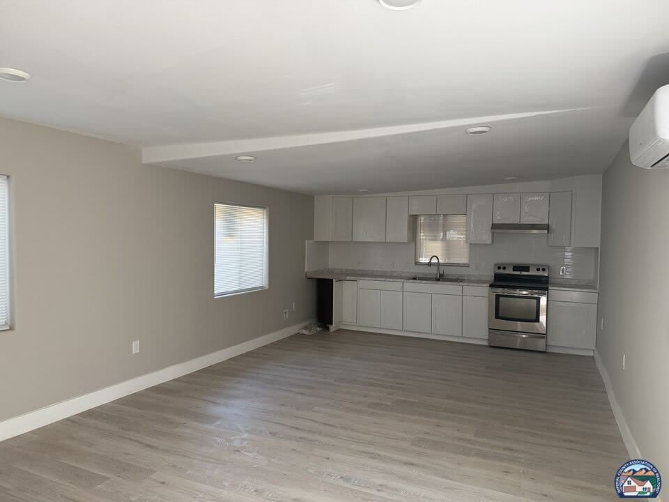 657 Vine St – photo 2