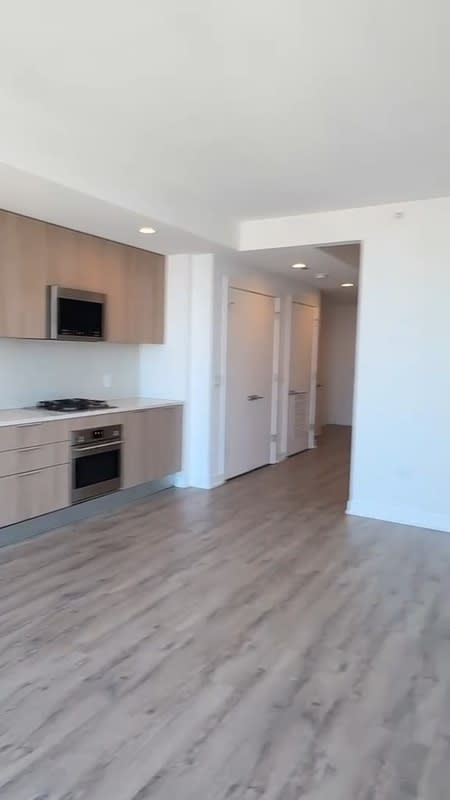 220 W Hill St – photo 2