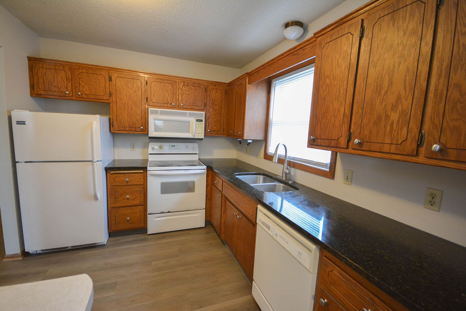 Newly updated 2br upstairs condo in excellent NW location! – photo 5