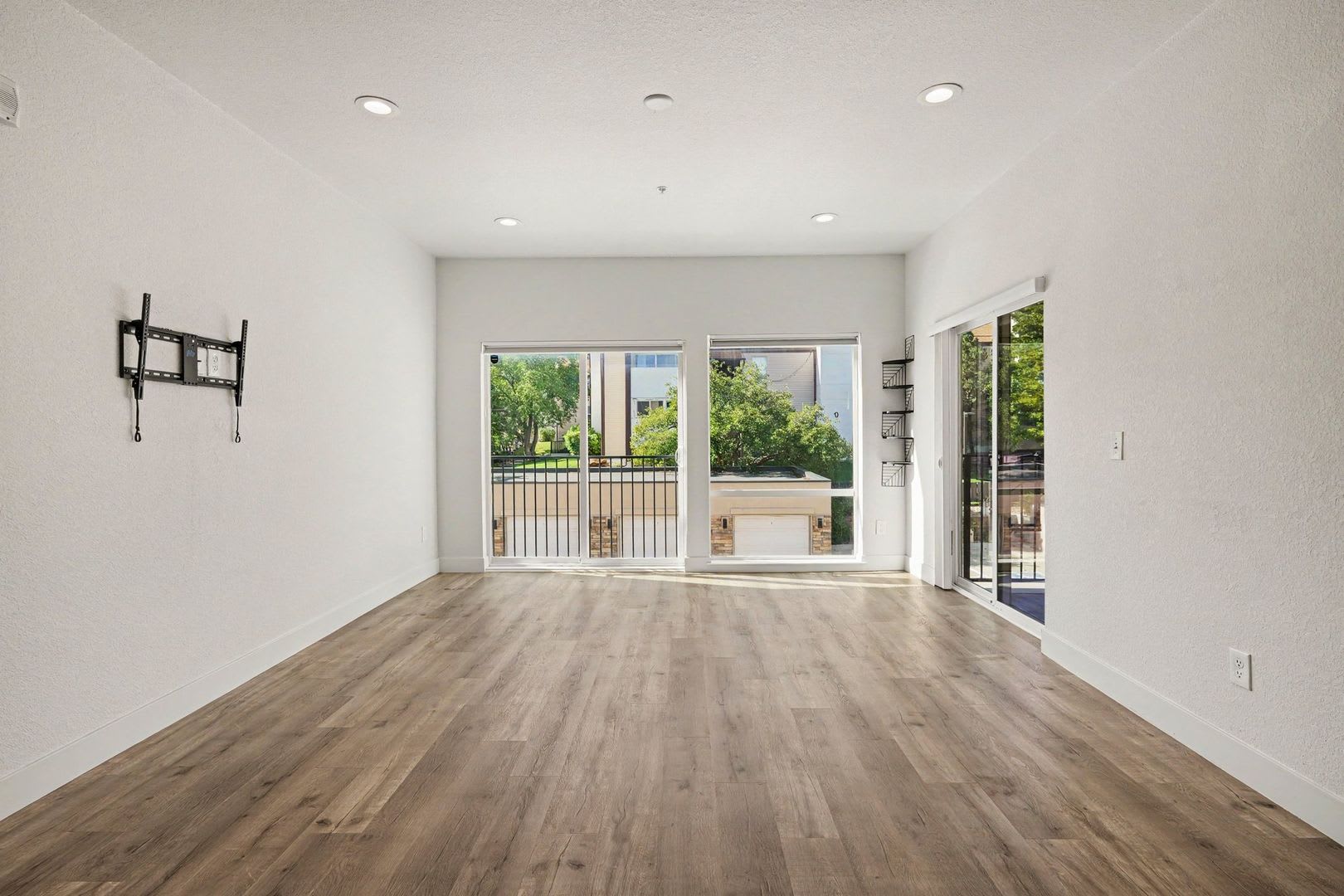 Available NOW! 2 Bedroom 2 Bath Beautiful Condo! – photo 4